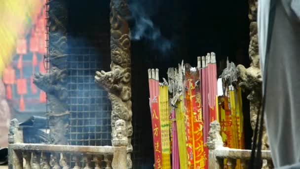 Burning incense in Incense burner,Wind of smoke,people worship gods.. — Stock Video