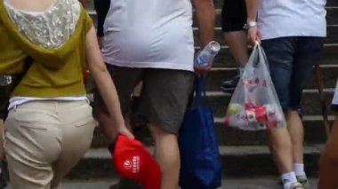 Dağ basamaklarında yürüyen turistler, Çin 'deki antik bina kemerleri..