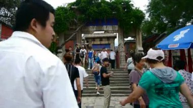 Dağ basamaklarında yürüyen turistler, Çin 'deki antik bina kemerleri..