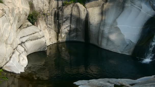 Bergwaterval beekje in zwembad van meerlaagse steen. — Stockvideo