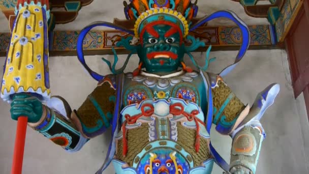 Kinesiska odödliga Buddhist Vajra skulptur innehar paraply i snidade balkar pai — Stockvideo