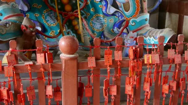 中国の不死仏教の金剛彫刻、赤の記号は願いを作る. — ストック動画