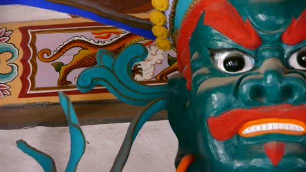 Китайские бессмертные буддийская ваджра скульптура держа зонтик в резных лучей пай — стоковое видео