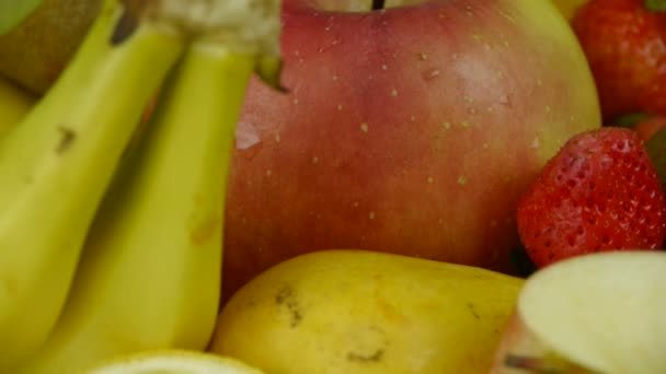 Rotation de délicieuse assiette de fruits. — Video