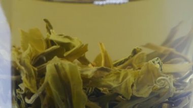 Bir fincan yeşil çay..