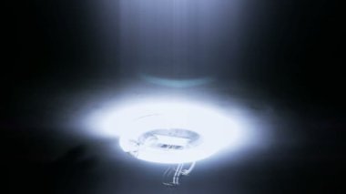 Işıklarda el sallayarak.