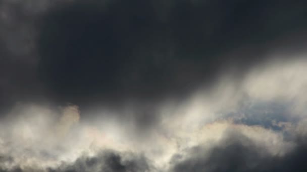 壮观的云彩覆盖着天空，阿尔托积雨云，黄昏，沙尘暴. — 图库视频影像
