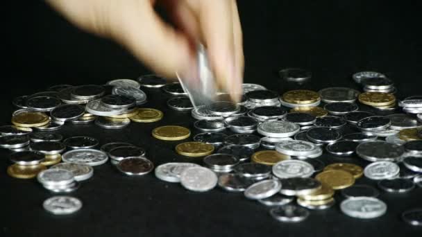 Fånga en grupp mynt för hand. — Stockvideo