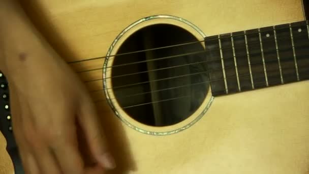 Άνθρωπος που παίζει κιθάρα, strum. — Αρχείο Βίντεο