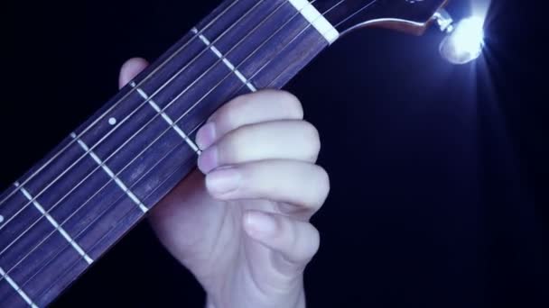 Jouer de la guitare, strum, disco rayons lumières . — Video