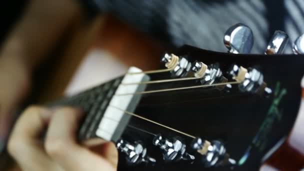 गिटार, स्ट्रम खेळत लोक . — स्टॉक व्हिडिओ