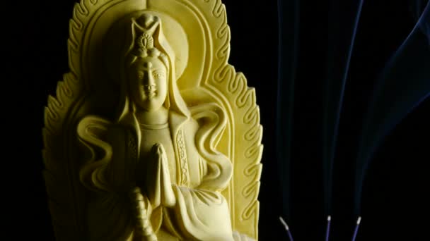 Востоке Будда статуя, дым копоти заполнены горения благовония. — стоковое видео