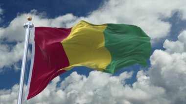 Rüzgarda dalgalanan Gine bayrağı, zaman ayarlı yuvarlanan bulutlar..