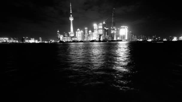 Shanghai bund στο νύχτα, φωτισμένες παγκόσμιο οικονομικό κέντρο κτίριο. — Αρχείο Βίντεο