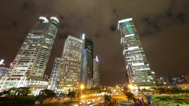 Tid förflutit stadstrafik på natten, starkt upplyst shanghai pudong skyskrapa. — Stockvideo