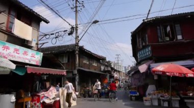 Tipik Çin tarihi kent sokak, Şanghay geleneksel alışveriş pazarı.