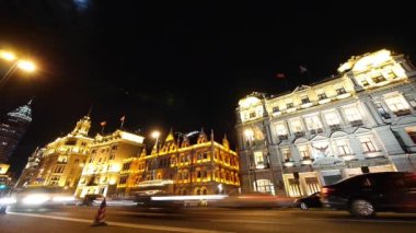 Gece, eski kafalı iş binanın Shanghai bund trafik.