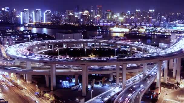 Vista de pájaro del tráfico shanghai por la noche, paisaje urbano, lapso de tiempo. — Vídeo de stock