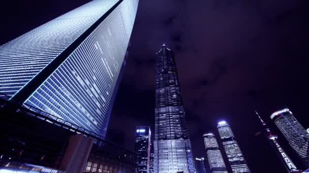 Lapso de tiempo, nube que vuela rascacielos urbanos modernos por la noche. — Vídeos de Stock