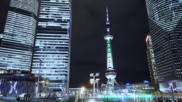 Проміжок часу, люди, що проходять Шанхайський хмарочос та орієнтована перлинна телевежа вночі . — стокове відео