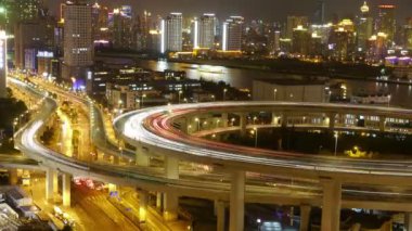 Trafik ışıklarının 4k zaman aşımına uğraması Şangay üstgeçit köprüsündeki araçları takip ediyor.