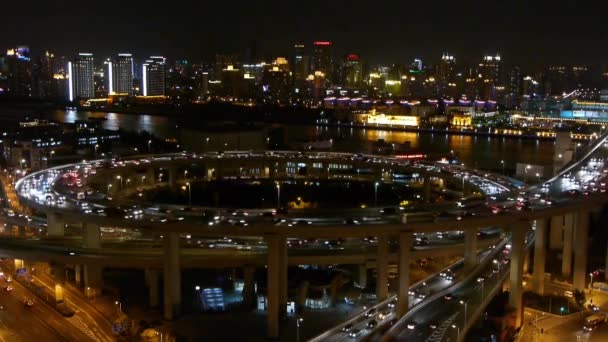 Nattlig tung trafikstockning på överfart utbyte, Starkt upplyst stadsbild, shanghai — Stockvideo