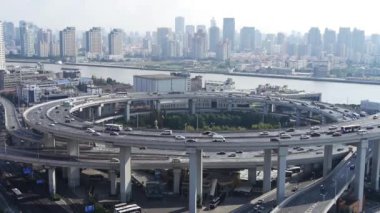 zaman atlamalı, kentsel Üstgeçit trafik değişim havadan görünümü.