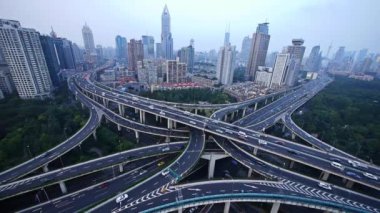 Ağır trafik otoyol kavşağı, Shanghai manzarası havadan görünümü.