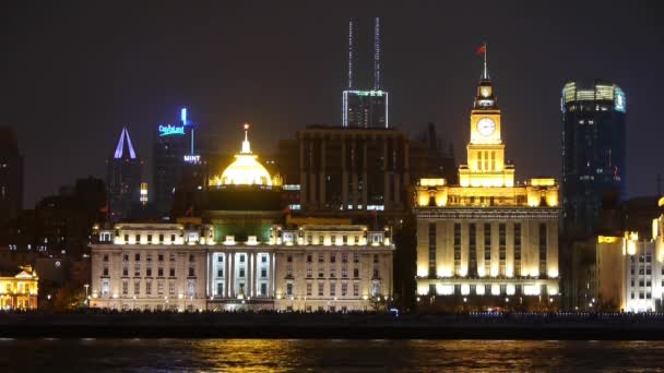 kilátás Shanghai Bund a pudong éjjel, régi stílusú épület  emberek sziluett.