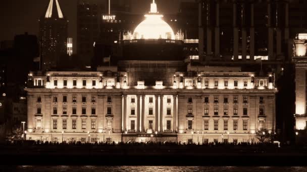 Ansicht Shanghai Bund von Pudong in der Nacht, Gebäude im alten Stil & Menschen Silhouette. — Stockvideo