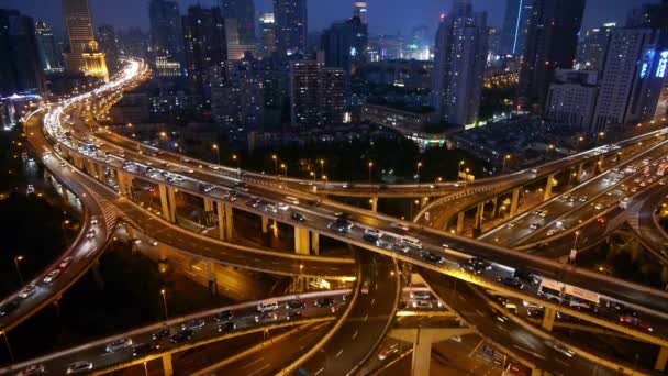 Shanghai forgalom & járművek halad Overpass csomópont éjjel. — Stock videók