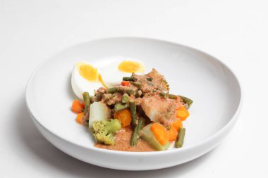 Fıstık soslu ve haşlanmış yumurtadan oluşan Endonezya salatası (pekel)