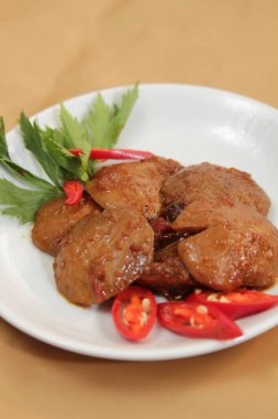 Rendang jengkol, Batı Sumatra 'dan tipik bir yemek. Lezzetli yemek.