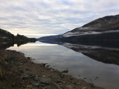 Bir nehrin üzerinde süzülen bulutlar dizisi. 