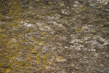 Eski ve hasarlı taş yüzey.