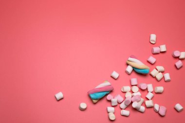 Pembe arkaplanda şekerlemeler, metin için boş alan.