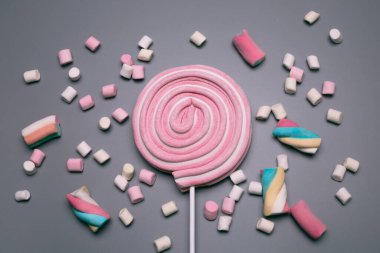 Gri arka planda lokum ve lolipop..