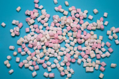 Mavi arkaplanda şekerleme, düz uzanmış..