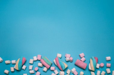 Mavi arkaplanda şekerlemeler, metin için boş alan.