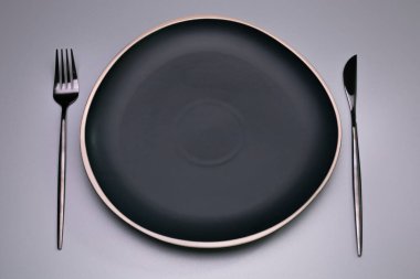 Gri arka planda siyah plaka. Boşluğu kopyala, üst görünüm.