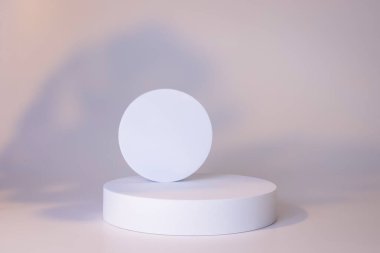 Beyaz arka planda beyaz podyum ve gölgeler. Ürün podyumu, kozmetik sunumu. Yaratıcı bir model. Güzellik ürünleri için yayalar veya platformlar. Minimalist tasarım.