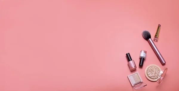 Sfondo bellezza rosa con cosmetici per il viso, prodotti per il trucco. Spazio libero per testo, spazio di copia. Layout moderno, vista dall'alto, piatto. Trucco, cura della pelle, concetto di bellezza. — Foto Stock