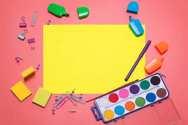 Articles de papeterie sur le fond rose avec de l'espace libre pour le texte. Créatif, fond coloré avec fournitures scool. Flatlay avec espace de copie, vue de dessus. Marqueurs, trombones, notes collantes, papier jaune — Photo