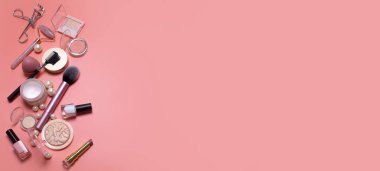 Yüz estetiği ve makyaj ürünleriyle pembe güzellik. Metin için boş alan, kopyalama alanı. Modern tasarım, üst manzara, düz döşeme. Makyaj, cilt bakımı, güzellik konsepti.