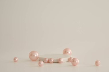 Beyaz arkaplanda pembe incili beyaz mermer podyum. Ürün podyumu, kozmetik sunumu. Yaratıcı bir model. Güzellik ürünleri için kaldırım taşı veya platform.