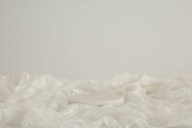 Beyaz arka planda beyaz mermer podyum. Ürün podyumu, kozmetik sunumu. Yaratıcı bir model. Güzellik ürünleri için kaldırım taşı veya platform.