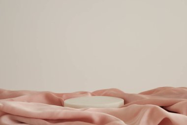 Pembe ipek kumaşlı beyaz mermer podyum, beyaz arka plan. Ürün podyumu, kozmetik sunumu. Yaratıcı bir model. Güzellik ürünleri için kaldırım taşı veya platform.