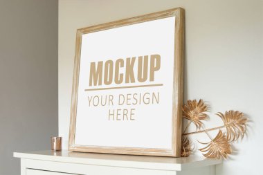 Çerçeve, poster ahşap çerçeveli. Boş çerçeve klozetin üzerinde duruyor. Resim veya metin için boş alan, kopyalama alanı. Minimalist tasarım.
