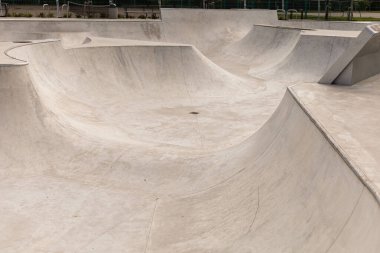 Pürüzsüz beton rampalar ve kaseler kaykay ve BMX sürmek için tasarlanmıştır. Boş park patencileri mekanın tadını çıkarmaya davet ediyor..