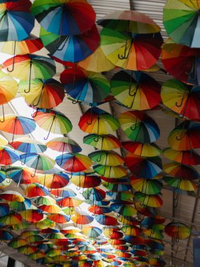 Sayısız renkli şemsiyelerle süslenmiş bir tavan iç mekanı aydınlatır. Neşeli düzenleme uzaya neşeli bir dokunuş ekliyor, neşe ve yaratıcılığı davet ediyor..